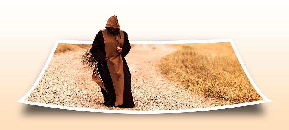 砂漠を歩く男性