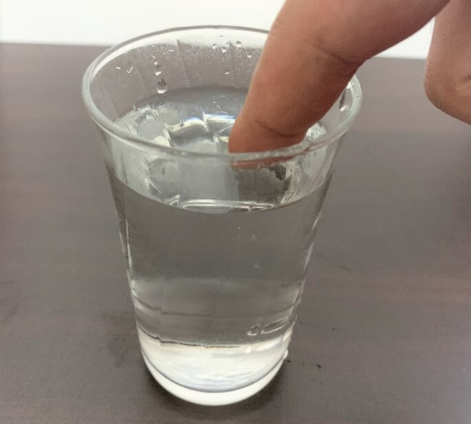 コップの水に指をつける